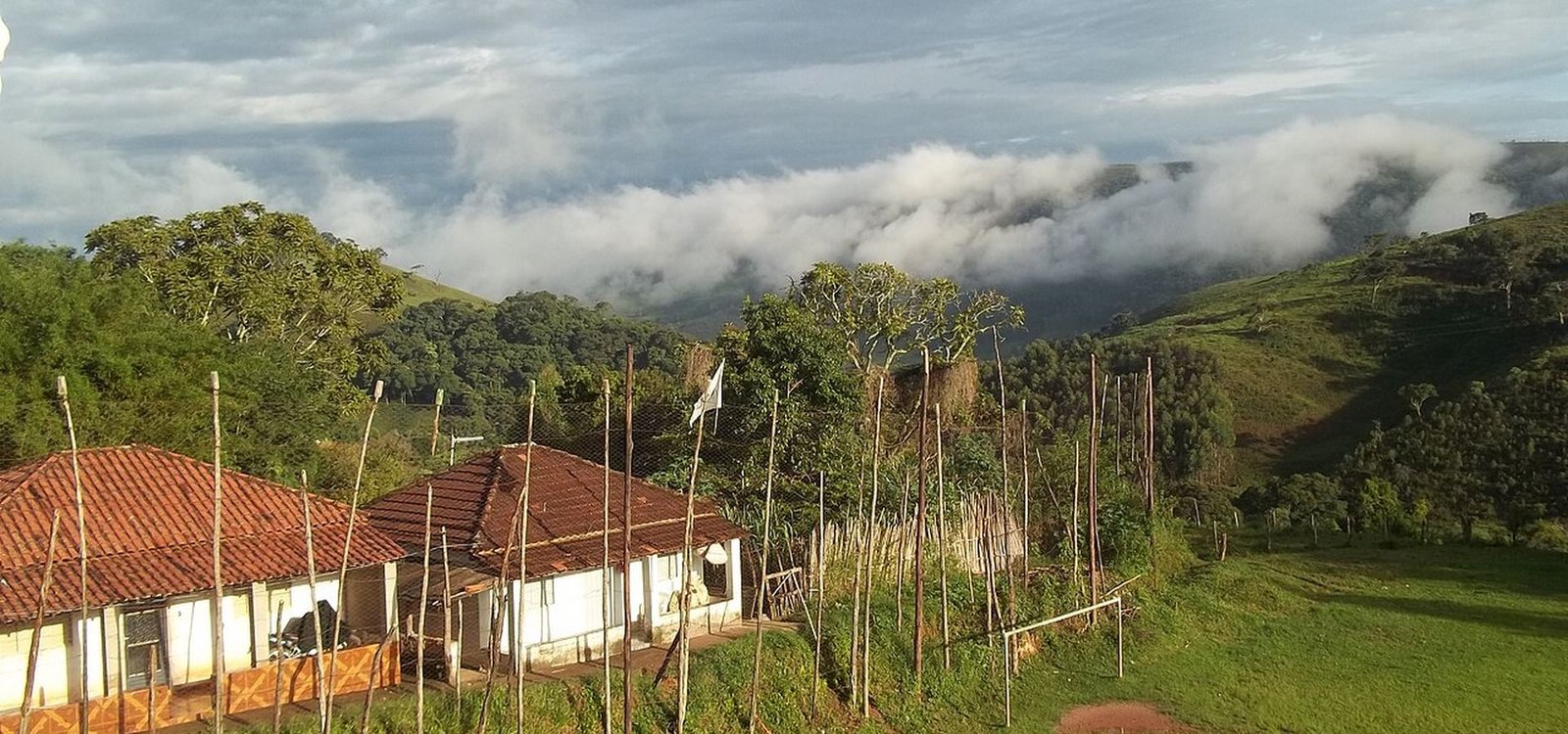 Hotel Fazenda Talismã em meio às montanhas verdes